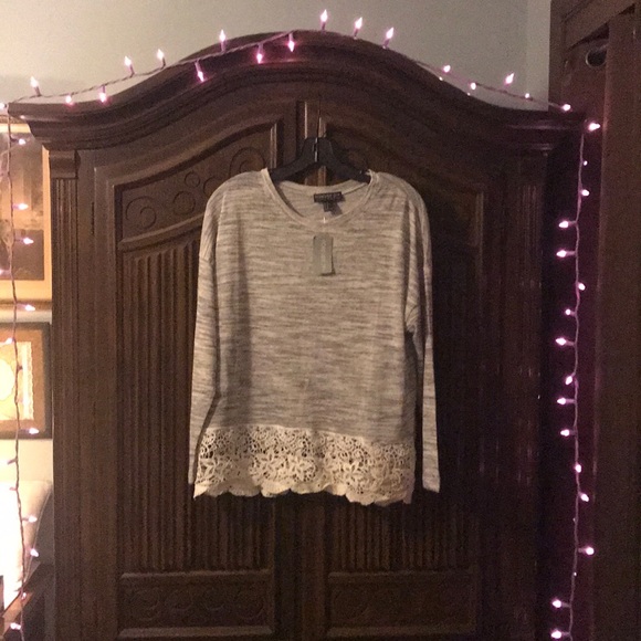 Stunner Top w/Lace Bottom Trim—Great w/Sk. Jeans! - Picture 1 of 8